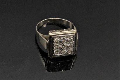 null AC 18k (750) white gold ring set with nine round diamonds. 
Finger size : 56...