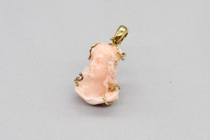 null Pendant in 18K (750) yellow gold with a woman's bust in pink hard stone.
Eagle...