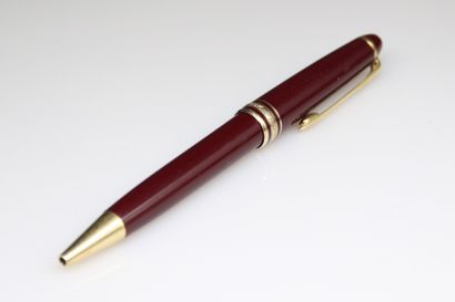 MONTBLANC
Ballpoint pen in burgundy lacquer....