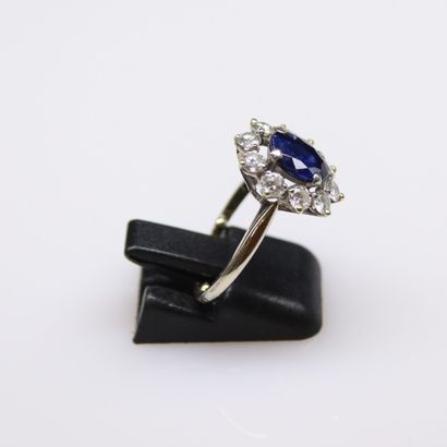 null PL9
Ring in 18K (750) white gold, set with an oval sapphire surrounded by round...