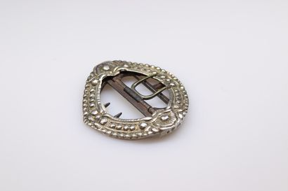 Oval-shaped silver buckle (950) with chased...