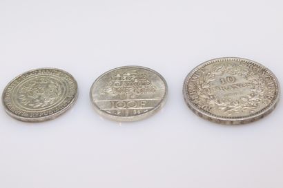 null Lot of three silver coins including : 
- 10 Francs Type "Hercules" (1967) 
-...