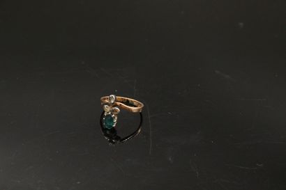 null Ring in 14k (585) pink gold set with a green fancy stone and three white stones.
Finger...