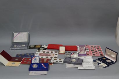null Lot of foreign coin sets including: 

LICHENSTEIN Box 1990 contains: 50 Francs...