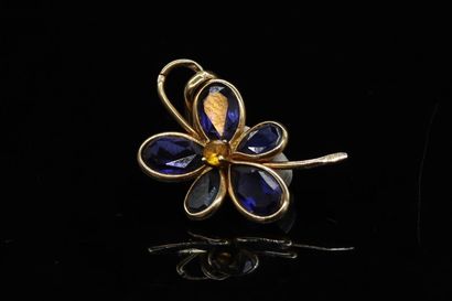 null Pendant in 14k yellow gold (585) forming a flower decorated with synthetic sapphires...