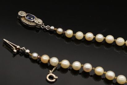 null Necklace of cultured pearls in light fall, clasp in platinum set with a cushion-shaped...