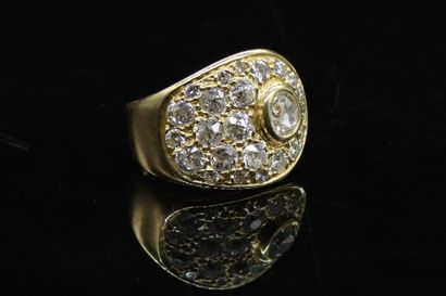 null DPL 17 (sheet)
Asymmetrical ring in 18K (750) gold, paved with old-cut diamonds,...
