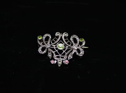 Small fancy silver brooch (800) decorated...