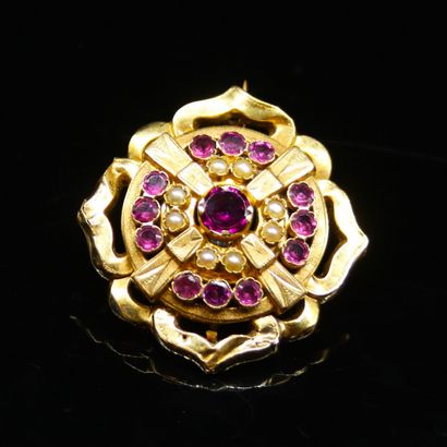 null Brooch in 18k (750) yellow gold stylizing a flower decorated with amethysts...