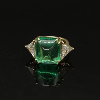 null 18K (750) gold ring set with a cushion-shaped emerald cut in a sugar loaf shape...