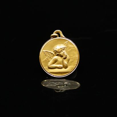 null AUGIS
Baptismal medal in 18k yellow gold featuring an angel. 
Signed. 
Weight...