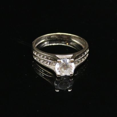 18k (750) white gold ring set with a white...
