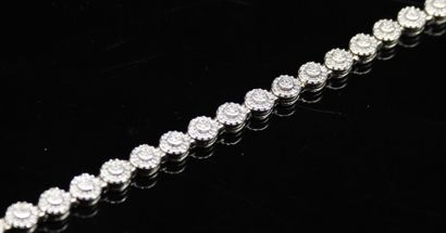 null Silver bracelet (925) decorated with small diamonds.
Wrist size : 19.5 cm -...