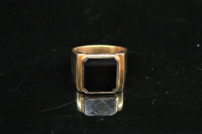 null Chevalière in 18k (750) yellow gold with an onyx plaque. 
Finger size : 56 -...