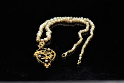 Necklace of baroque cultured pearls with...