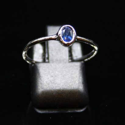 null Silver ring 925° centered with an oval sapphire in closed setting. 

Size :...