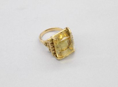 18K (750) yellow gold ring set with a citrine,...