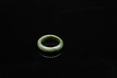 Carved jade forming a ring. 

Size : 54
Weight...