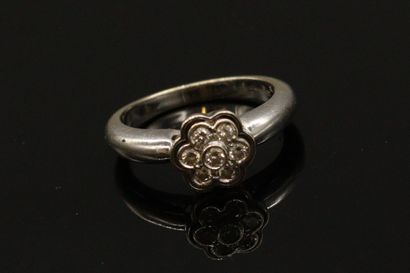 null AC Flower ring in 18k (750) white gold set with diamonds. 
Finger size : 54...