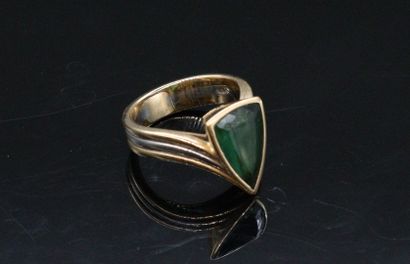 null Important 18k (750) yellow gold and platinum ring holding a trillion green tourmaline....