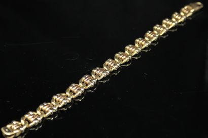 null Bracelet with three 18k (750) gold openwork mesh. 
Wrist circumference : 20.5...