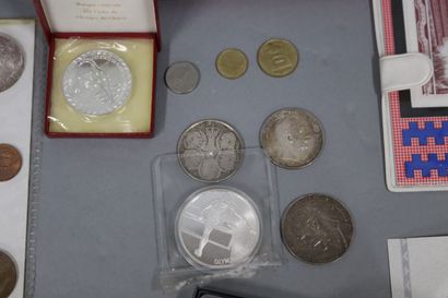 null Lot of foreign coin sets including: 

LICHENSTEIN Box 1990 contains: 50 Francs...