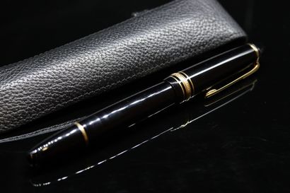 MONTBLANC
Fountain pen in black resin and...