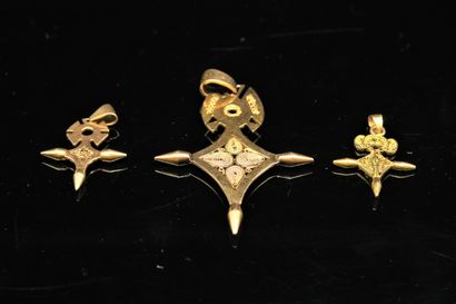 Lot of three southern crosses in 14K yellow...