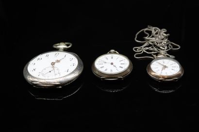 Lot of three silver pocket watches.
Gross...