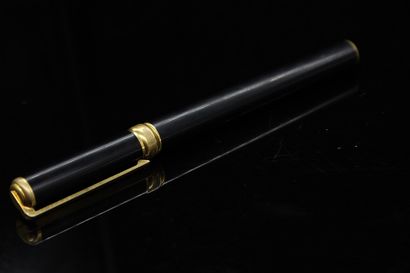 DUPONT
Fountain pen in gilded metal and black...