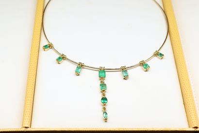 Necklace in 18k (750) yellow gold with emeralds....