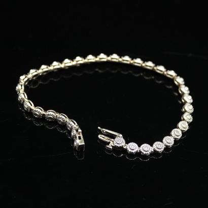 null Silver bracelet (925) decorated with small diamonds.
Wrist size : 19.5 cm -...