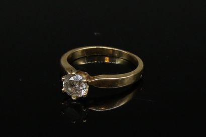 Solitaire or jaune 18k (750) orné d'un diamant....