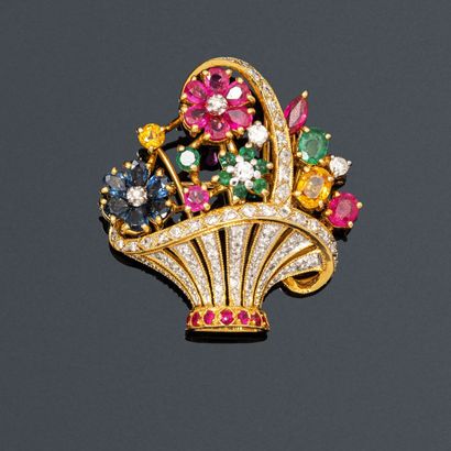 null PL 32

18K (750) gold flowered basket brooch set with round brilliant diamonds,...