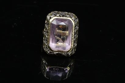 null 18k (750) yellow and white gold ring with a rectangular cut violet stone. 
Finger...