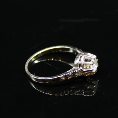 null Solitaire in 18k (750) white gold set with a diamond surrounded on both sides...