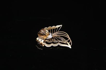 Cocktail brooch in 18k (750) yellow and white...