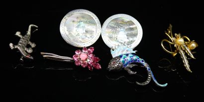 null Lot of fancy jewelry including :
- a silver brooch (925) enamelled styling a...