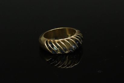 null 18k (750) yellow gold ring forming a spiral of gold wire holding a mixture of...