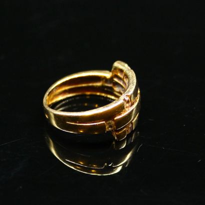 Ring in 18k (750) yellow gold set with 7...