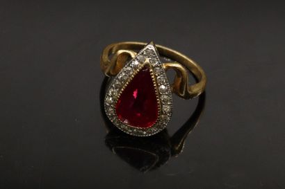 null 18k (750) yellow gold and platinum ring set with a synthetic pear-shaped ruby...