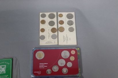 null Foreign Coins
- Lot of 16 flower boxes of coins from various countries: Turkey...