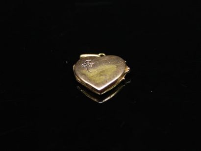 Secret pendant in 18k (750) yellow gold forming...