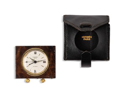 null HERMES Paris 

Around 1970

N°38031

Small gold-plated and resin alarm clock,...