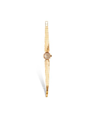 null OMEGA About 1950

Ladies' wristwatch in 18k (750) yellow gold, white dial, Arabic...
