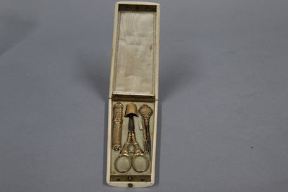 null Nécessaire à couture en argent et acier, dans son écrin en ivoire

France, XIXe...