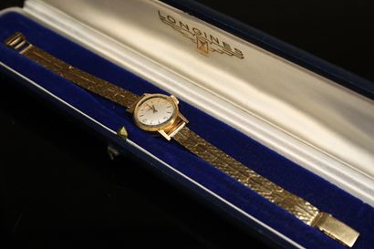 null LONGINES

Montre bracelet de dame en or jaune 18k (750), cadran rond à fond...