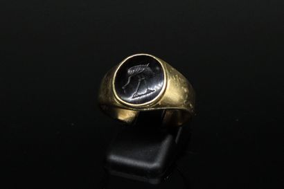 null Chevalière en or jaune 18k (750) ornée d'un intaille stylisant un échassier....