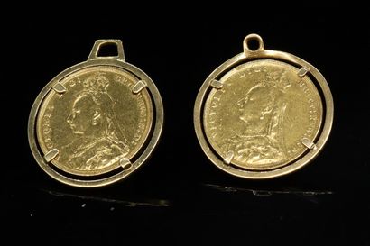 null 
Lot de deux souverains Victoria en or (1890 x 2) montés en pendentif. La monture...