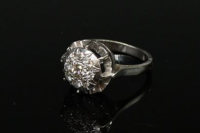 null Bague en or gris 18k (750) ornée d'un pavage de diamants en fleur. 

Tour de...
